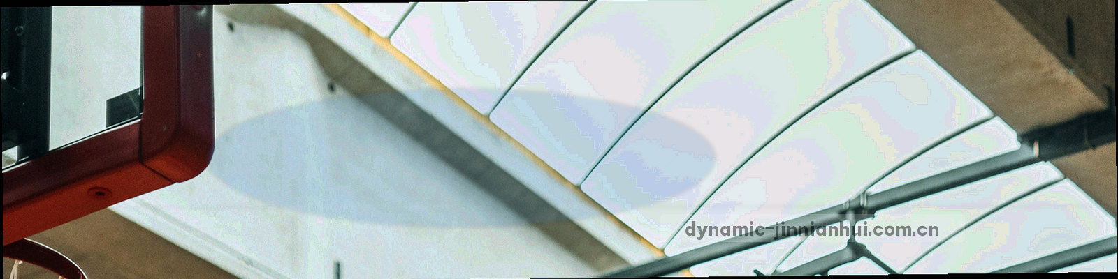 横向纸张纤维与折痕的肌理，低对比暖调，用于承载分隔细线
